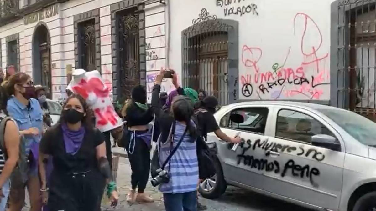 Era prestado el automóvil dañado por feministas afuera del Congreso de  Puebla