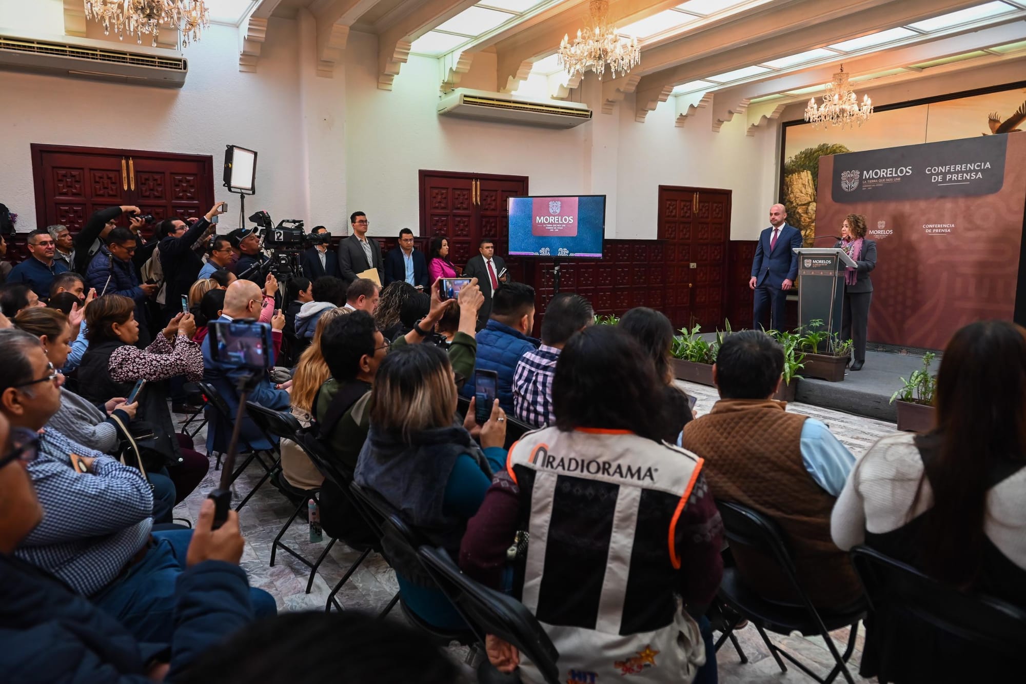 denuncia a exfuncionarios.