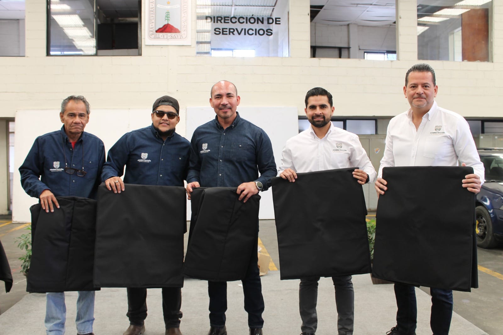 Entrega de uniformes a trabajadores.