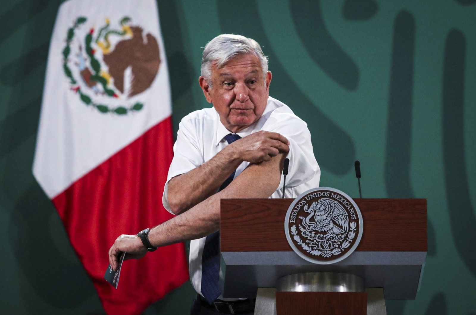 AMLO recibe la vacuna de AstraZeneca en plena conferencia