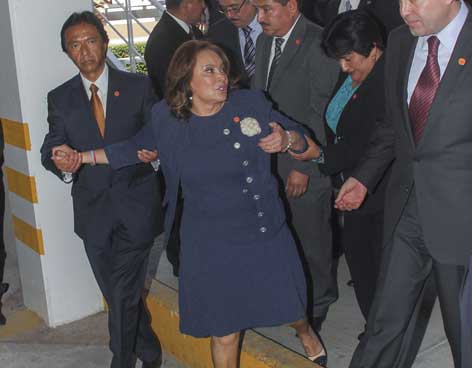 PGR detiene a Elba Esther por desv�o de fondos :: El Chiltep�n.mx