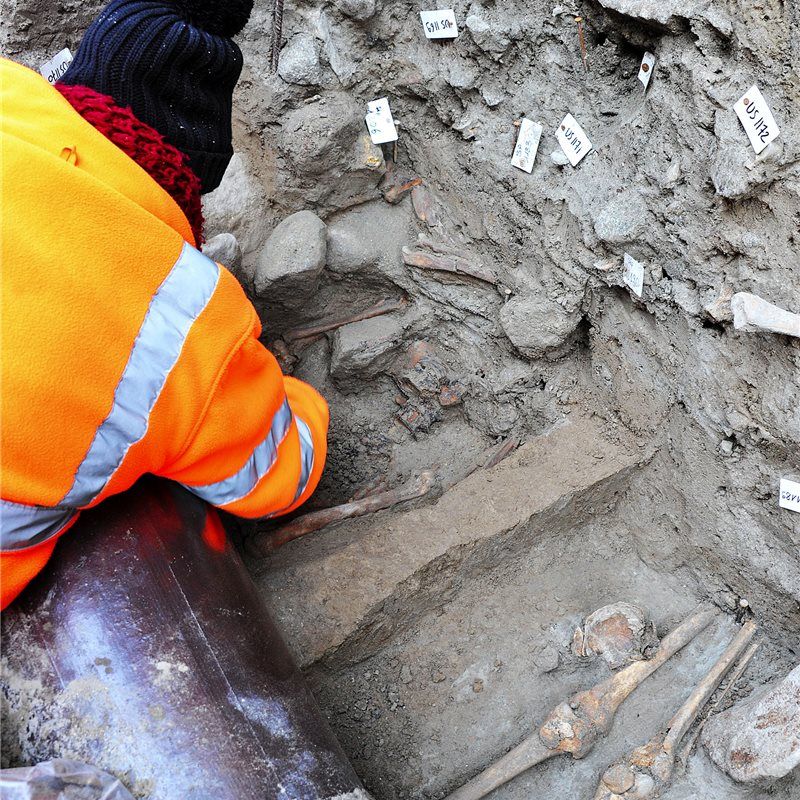 Encuentran un sarcófago medieval bajo la catedral de Notre Dame de París