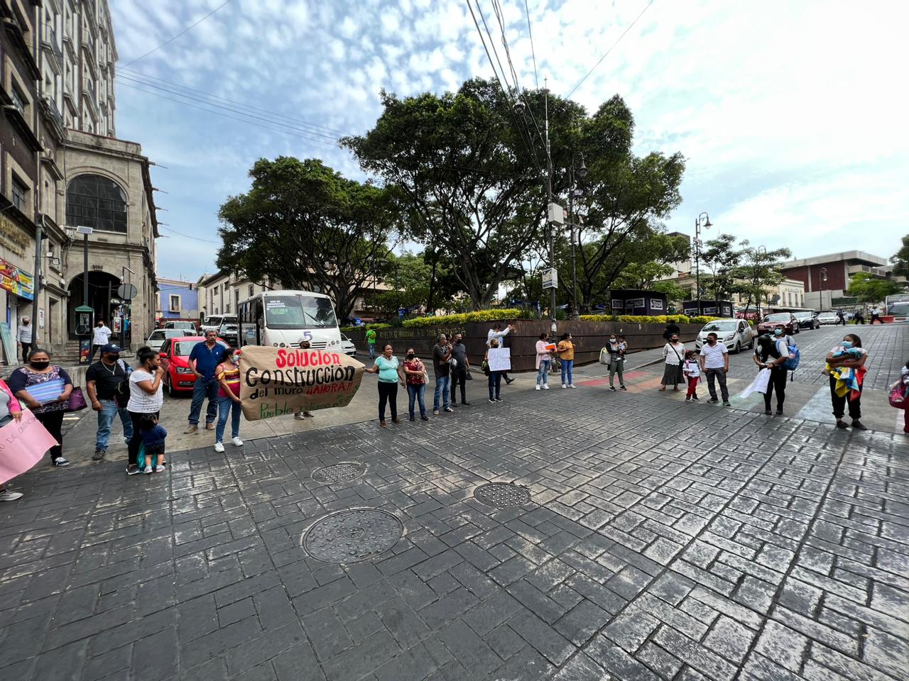 Marchan para exigir construcción de barda en escuela