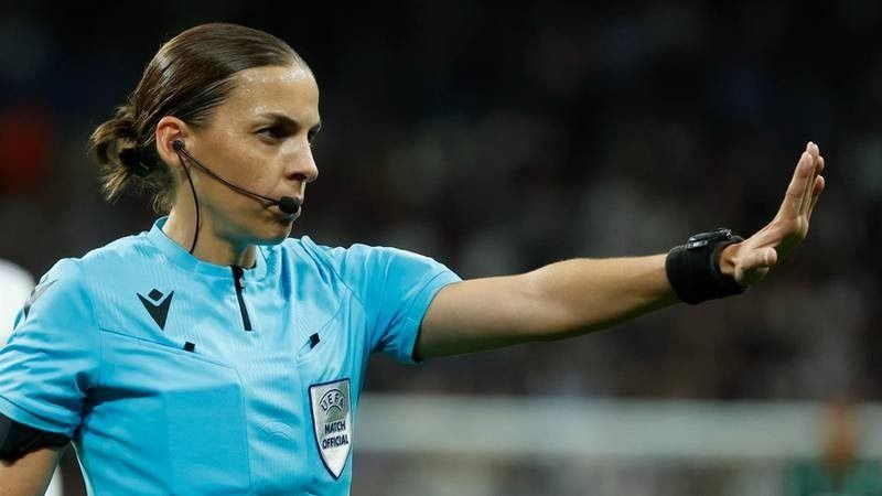 Rompen las reglas: mujeres como árbitro en el mundial