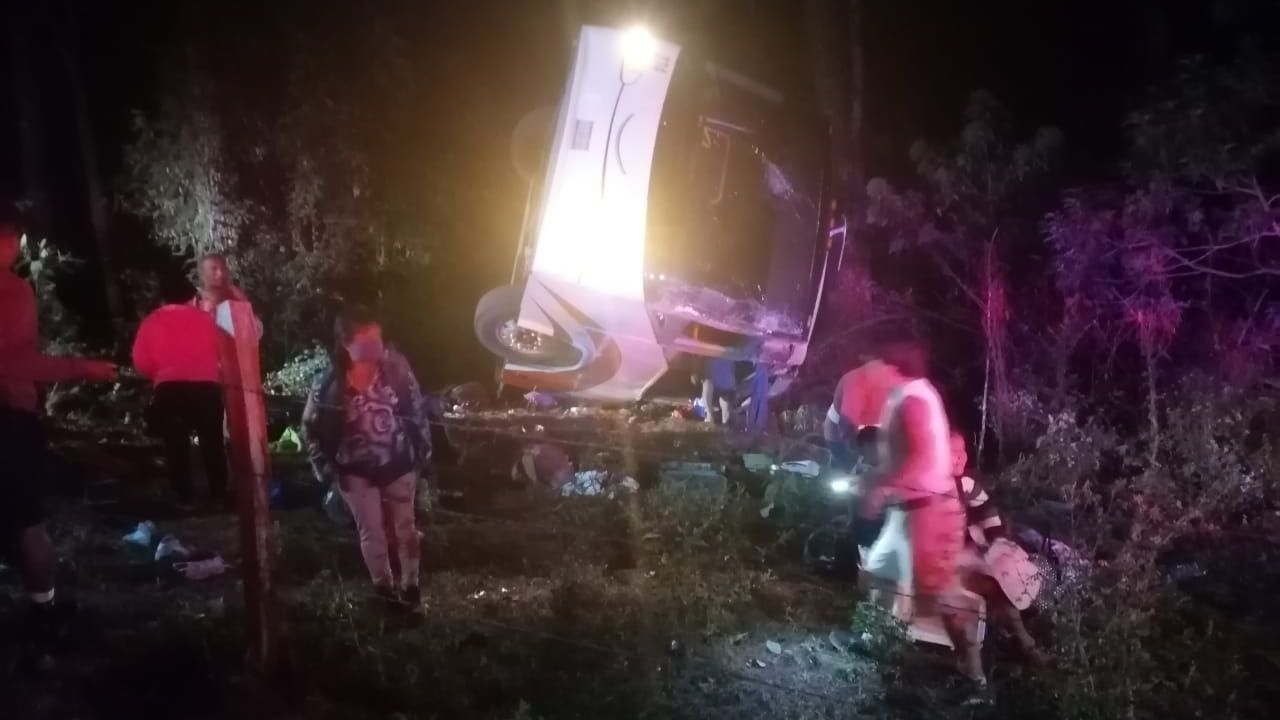 Vuelca autobús en Oaxaca; se reportan 3 muertos y 36 lesionados