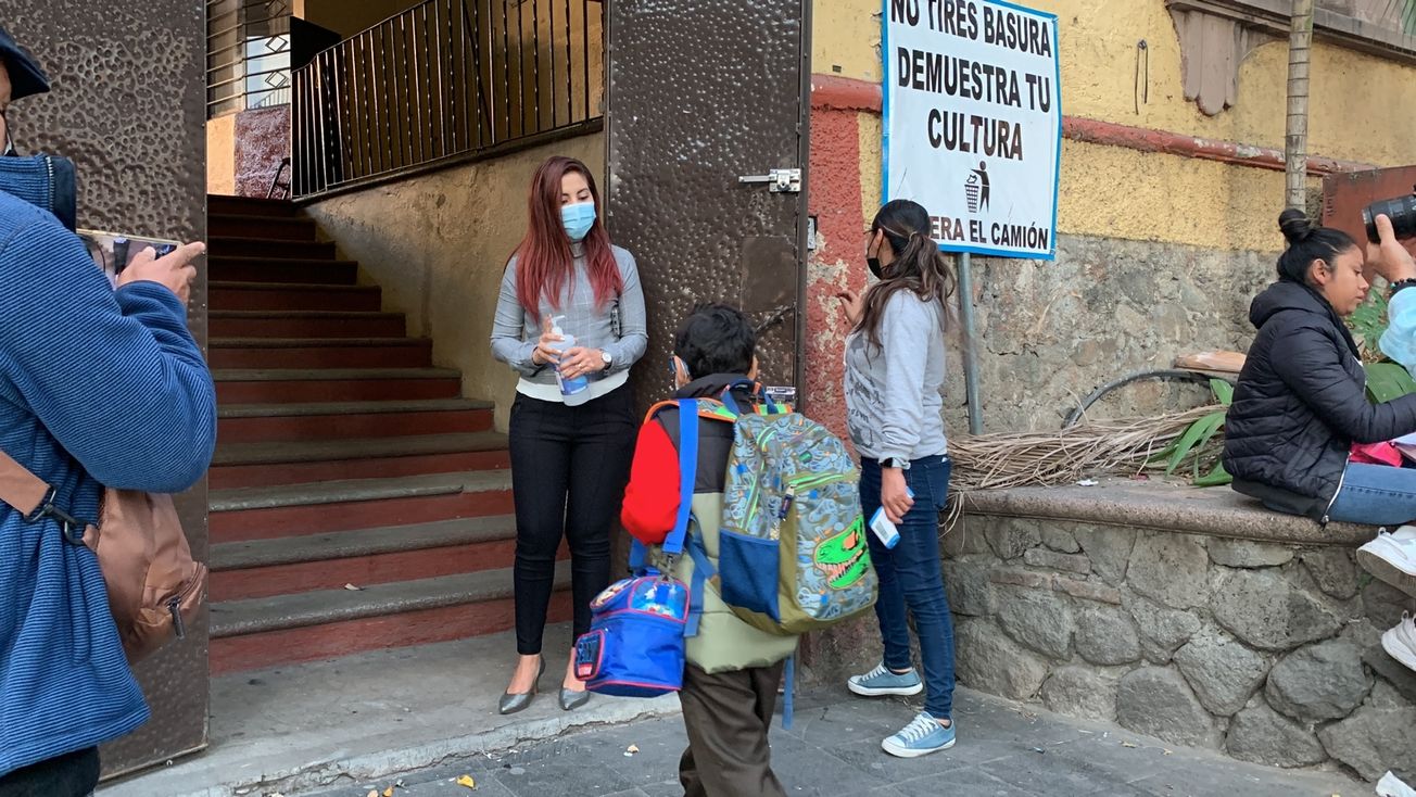 Mantienen escuelas filtros sanitarios al regreso a clases