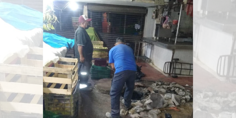 Dan mantenimiento a red de drenaje del mercado de Jojutla