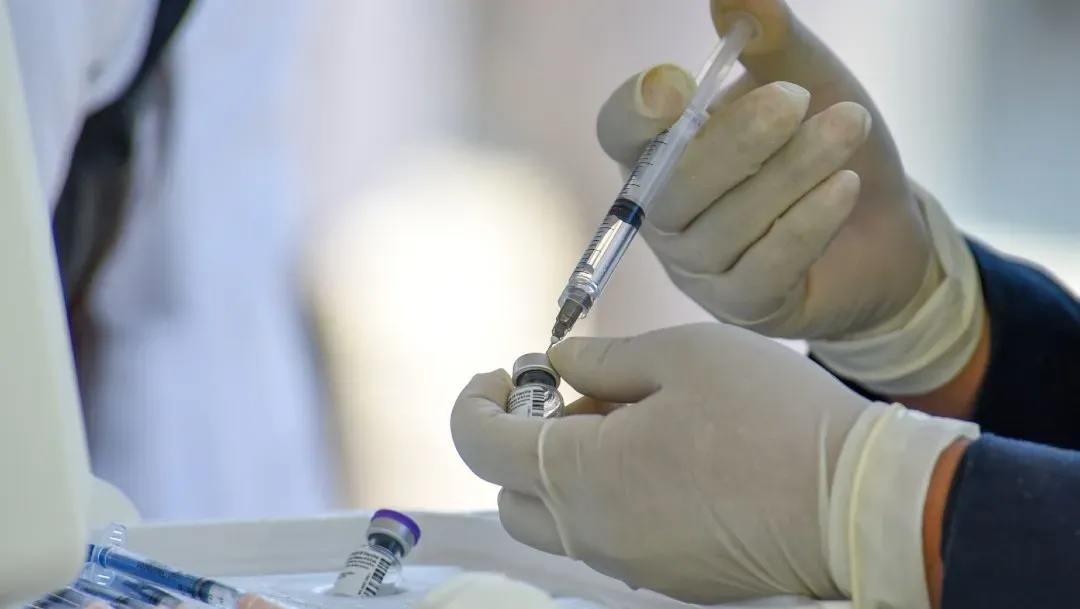 Aprovechan vacunación en escuelas