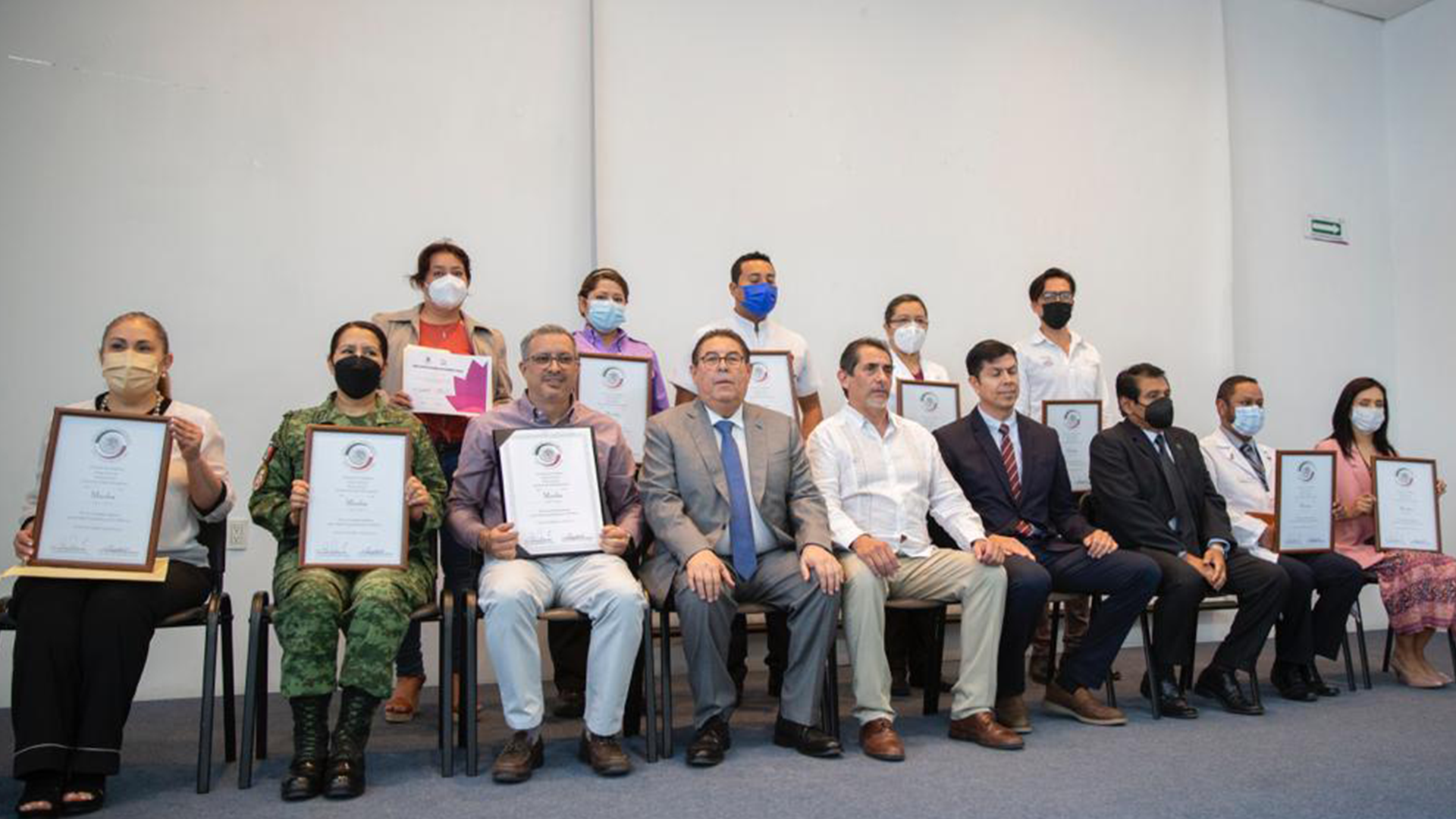 entrega de reconocimiento a personal de salud