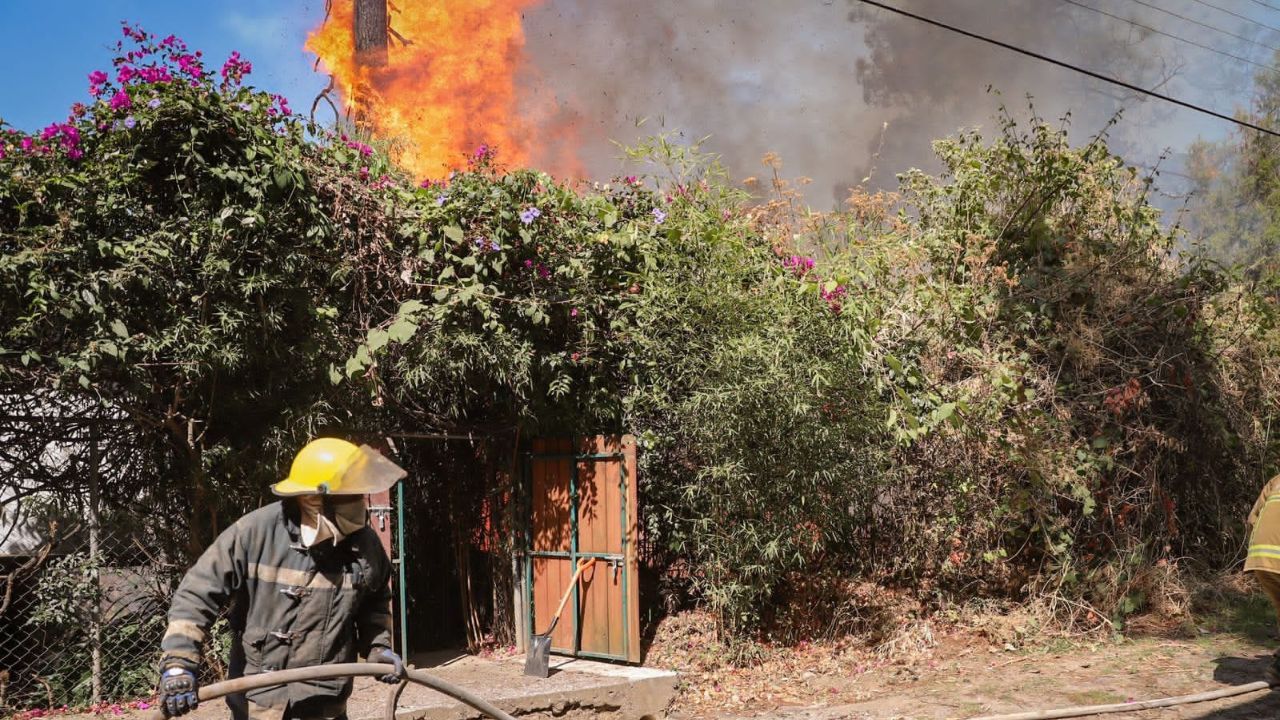 Continuan labores para sofocar incendio forestal