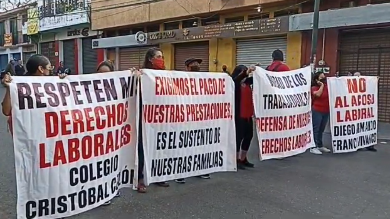 Maestros de colegio particular cierran calle del centro de Cuernavaca