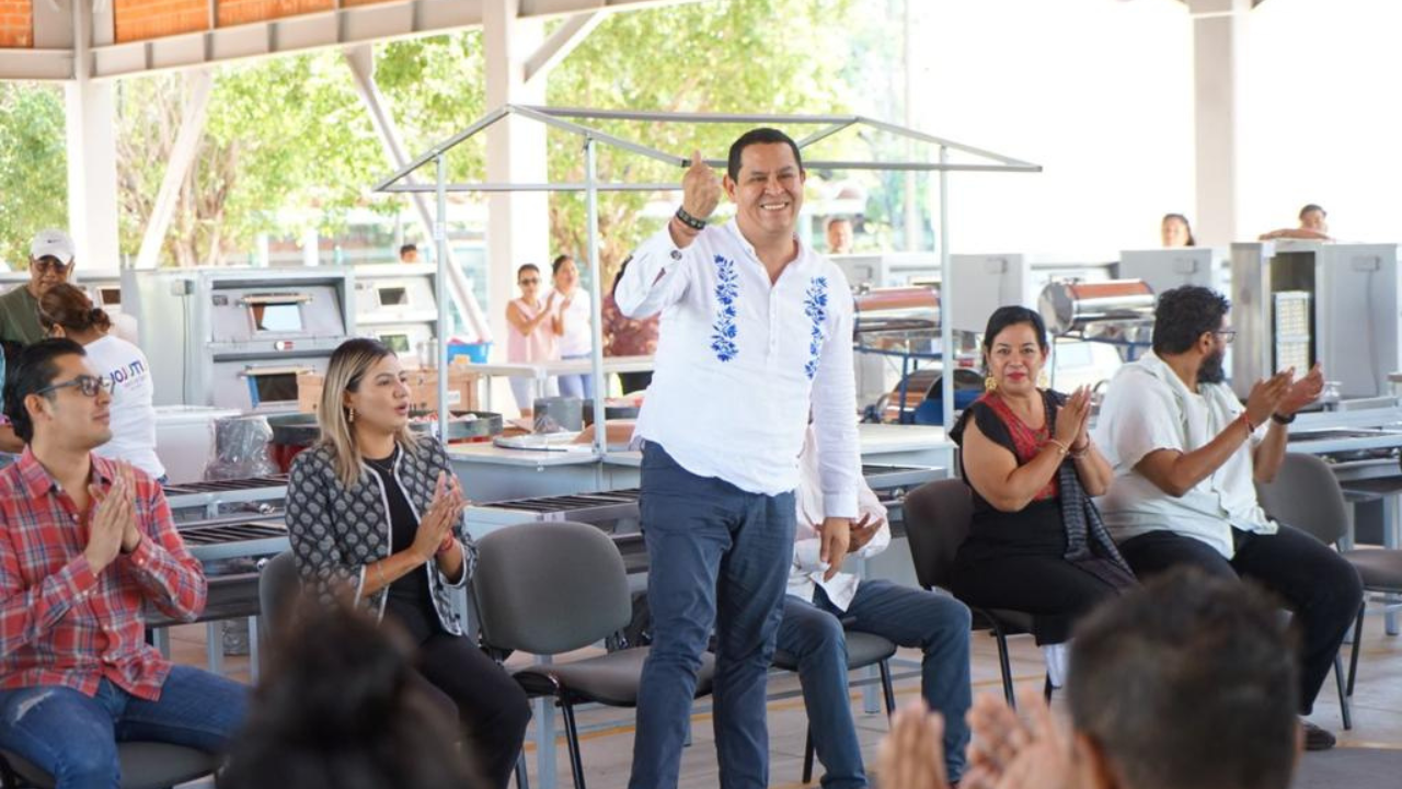 juan angel flores entregó apoyo a familias productoras y emprendedoras