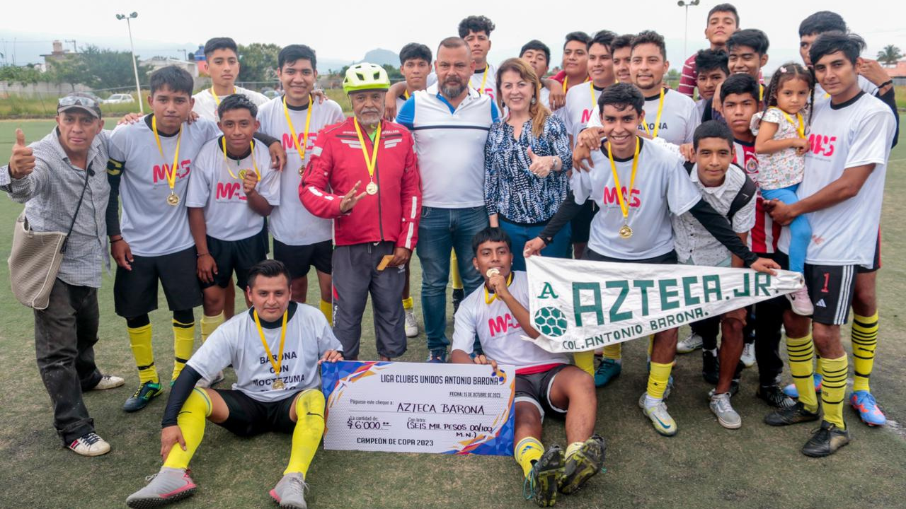 Margarita González Saravia premia el esfuerzo de jóvenes atletas de la Antonio Barona