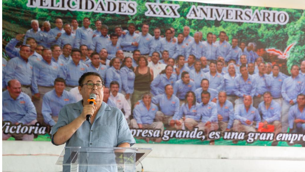 Víctor Mercado celebre el 30 aniversario de Radio Taxi Línea Victoria