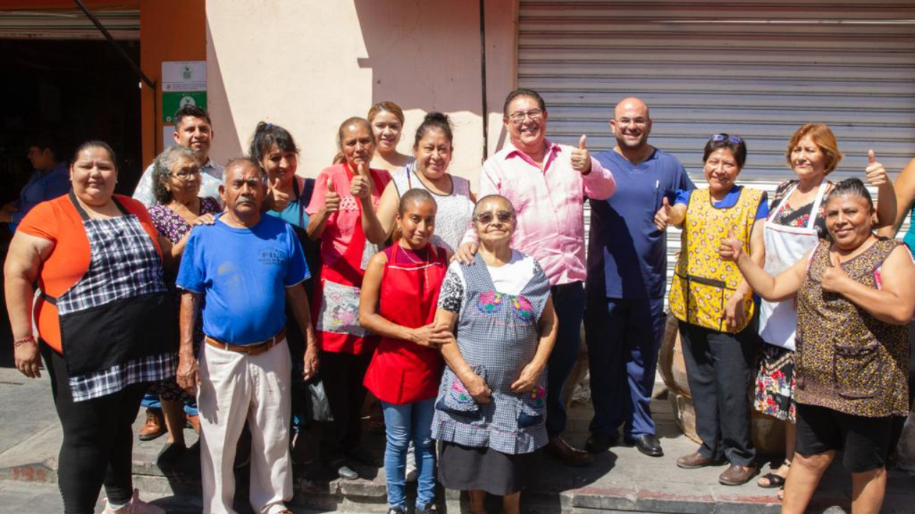 Entrega Víctor Mercado extractores para mejorar las condiciones de los comerciantes en Cuautla