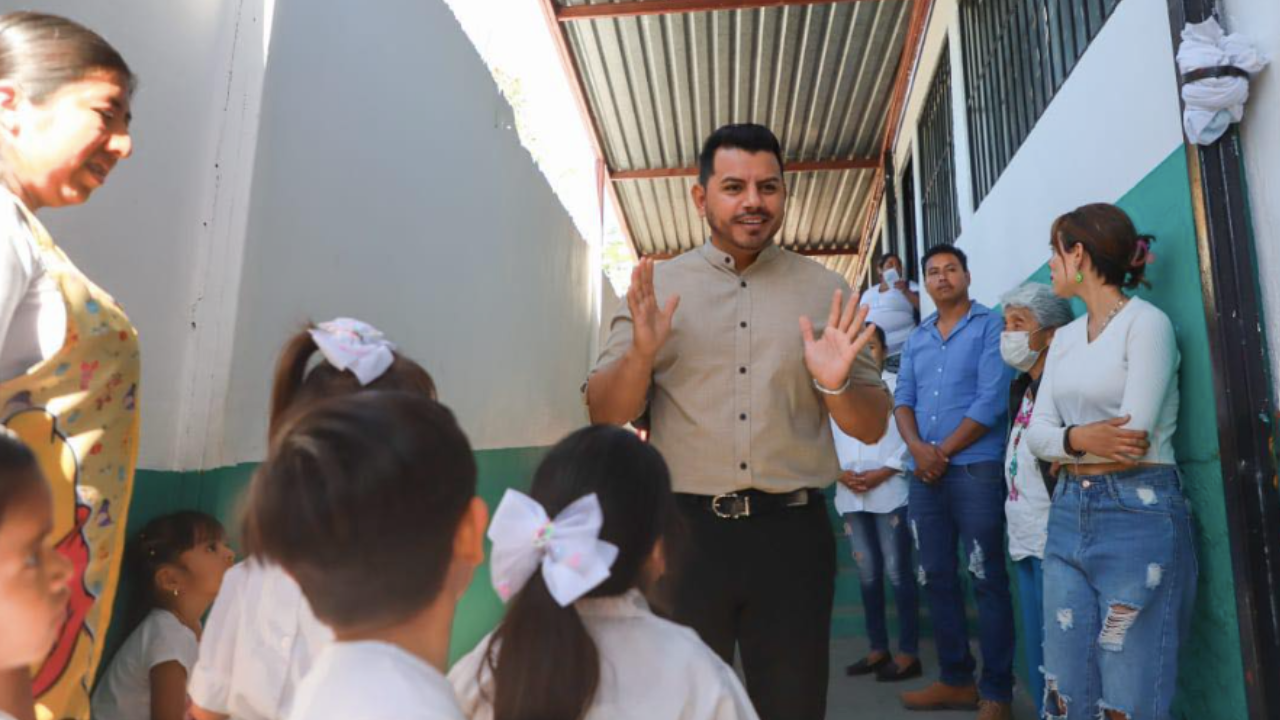 Roberto "Chalo" Flores asiste a varias escuelas de Xochitepec