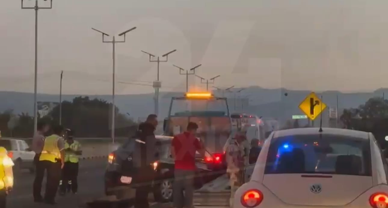 Coche se impacta aparatosamente contra muro de contención en Paso Exprés