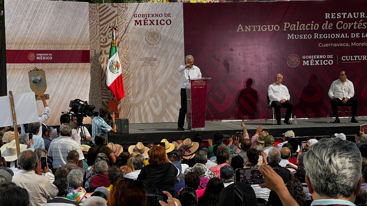 AMLO se compromete a solucionar caso de extrabajadores de Luz y Fuerza en Morelos