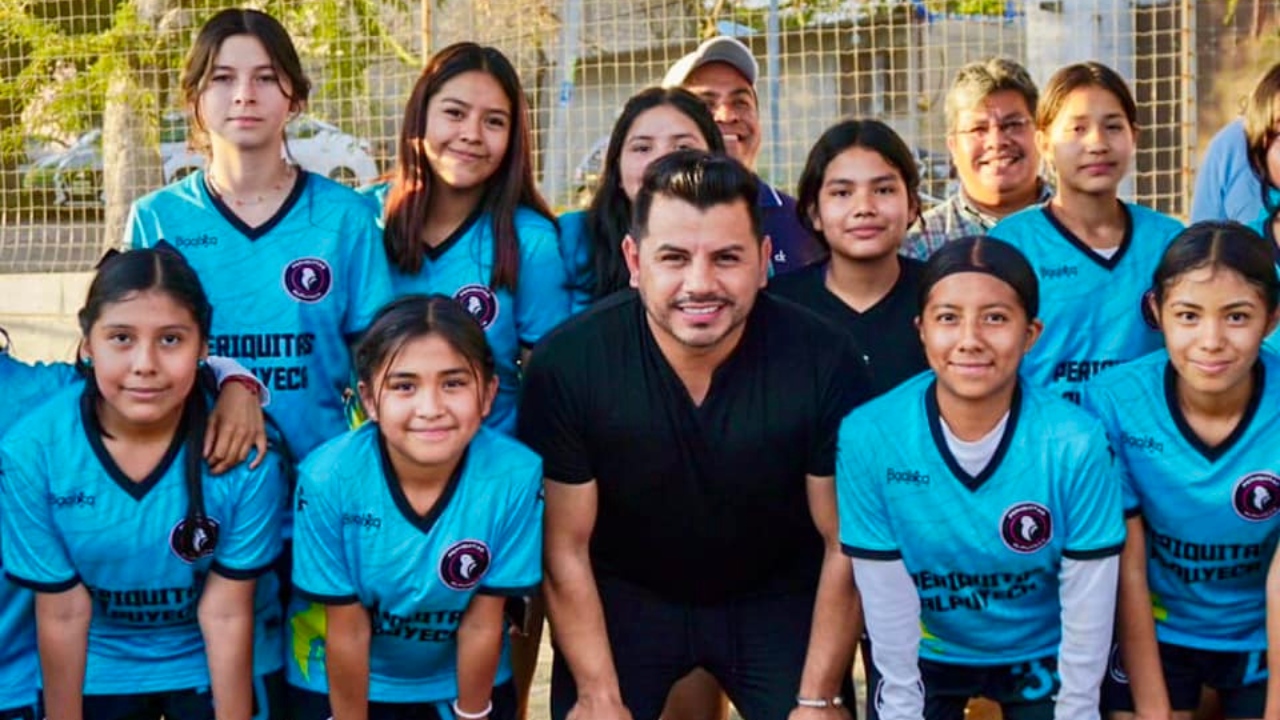 "Chalo" Flores rehabilita cancha en La Gran Fuerza