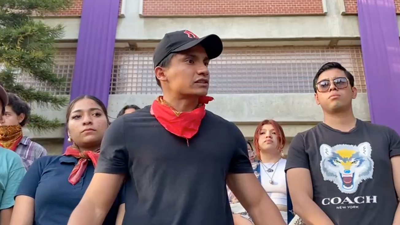 Estudiantes toman simbólicamente rectoria de la UAEM; llaman a respetar voto libre en elecciones de la FEUM