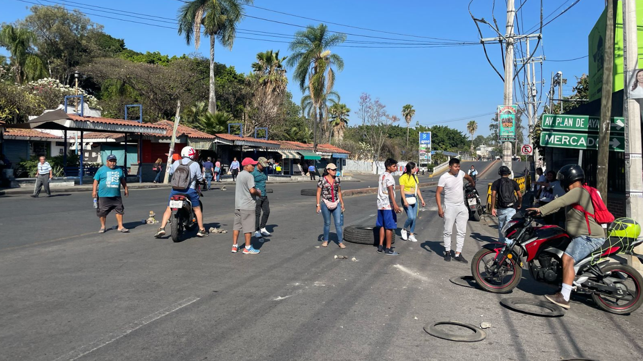 Bloqueos en Cuernavaca complican la vialidad