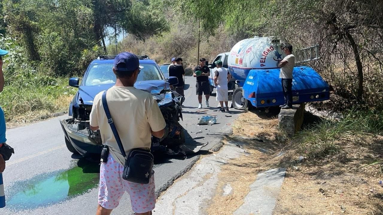 Choque entre pipa de gas y camioneta particular deja 6 lesionados en Jojutla