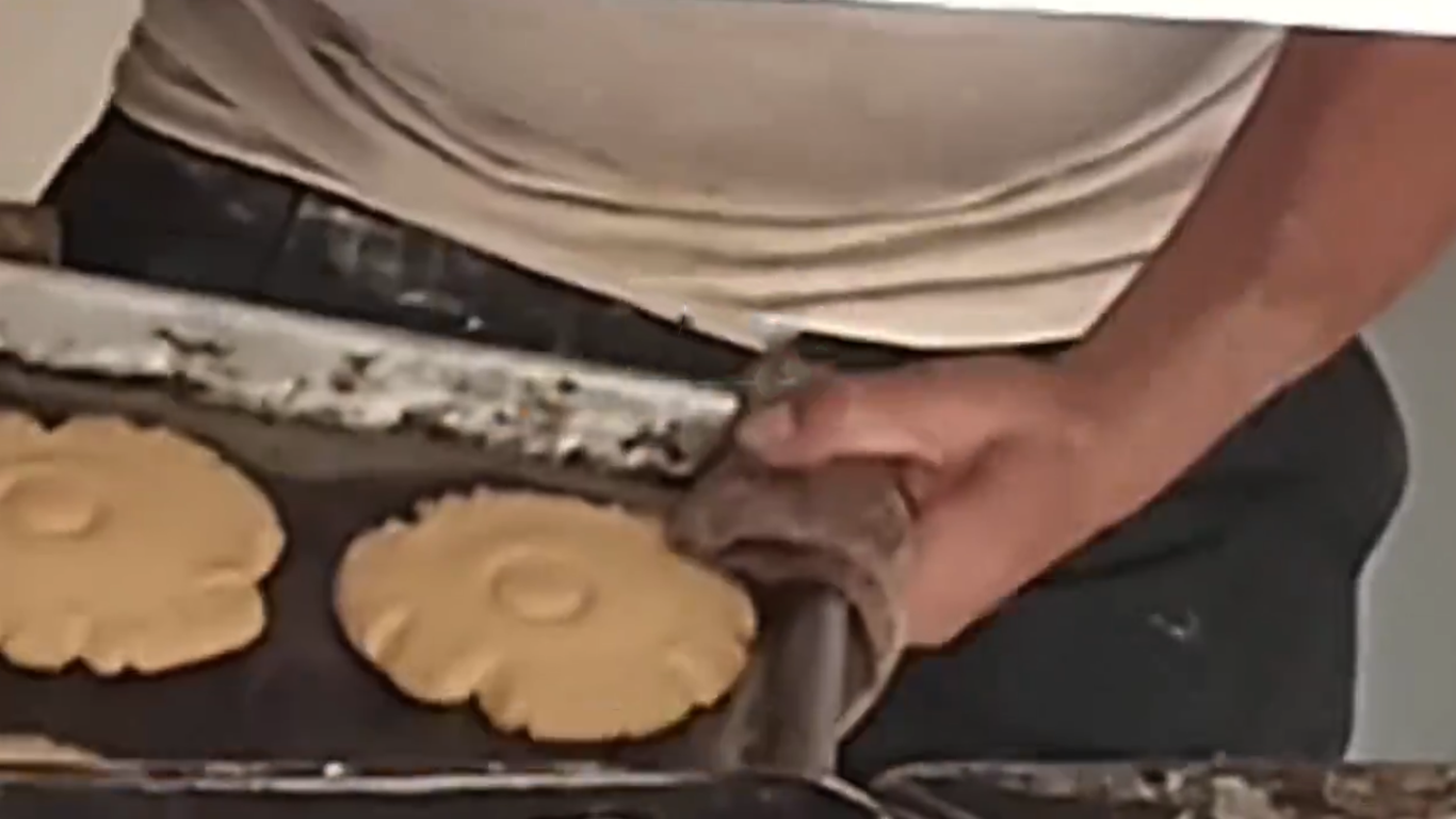 Captan a sujeto haciendo pan con sus genitales en Michoacán