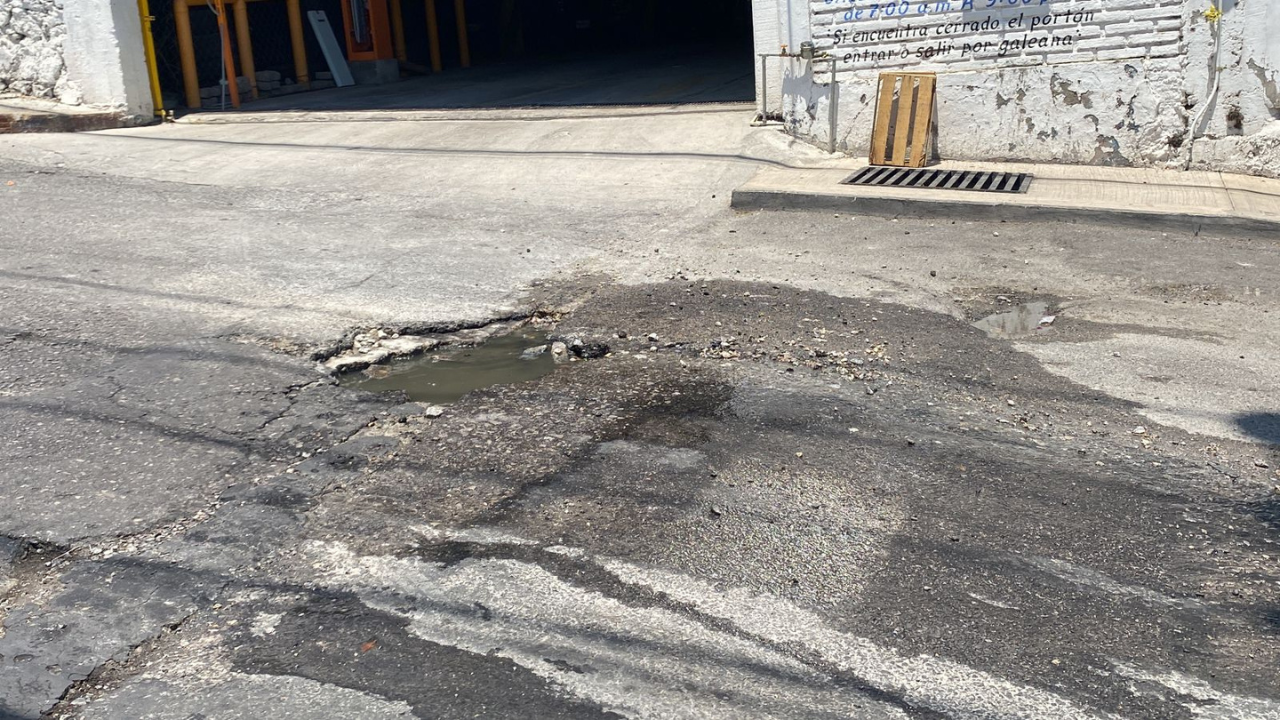 fuga de aguas residuales en motolinia centro de cuernavaca