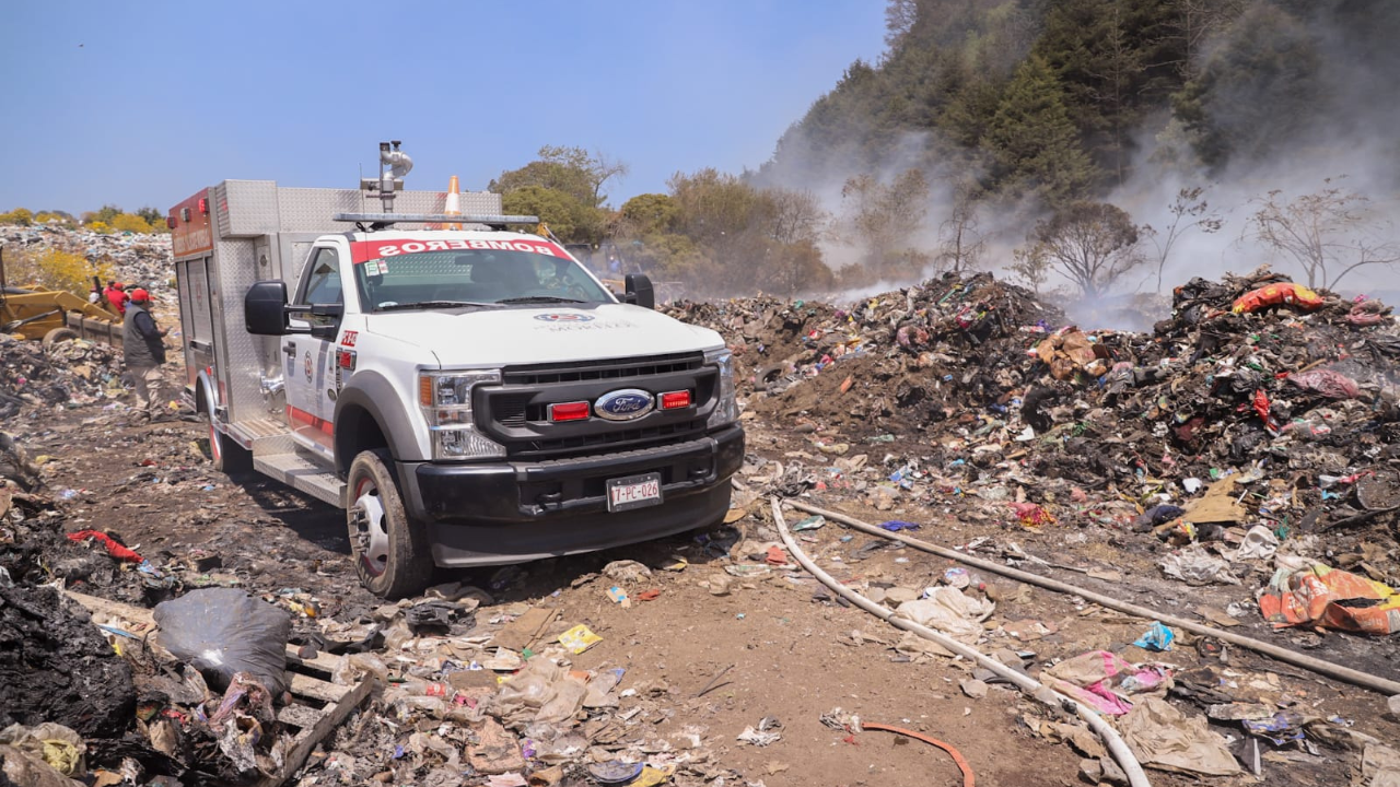 Bancos de humo seguirán por incendio en Huitzilac, advierte Protección Civil