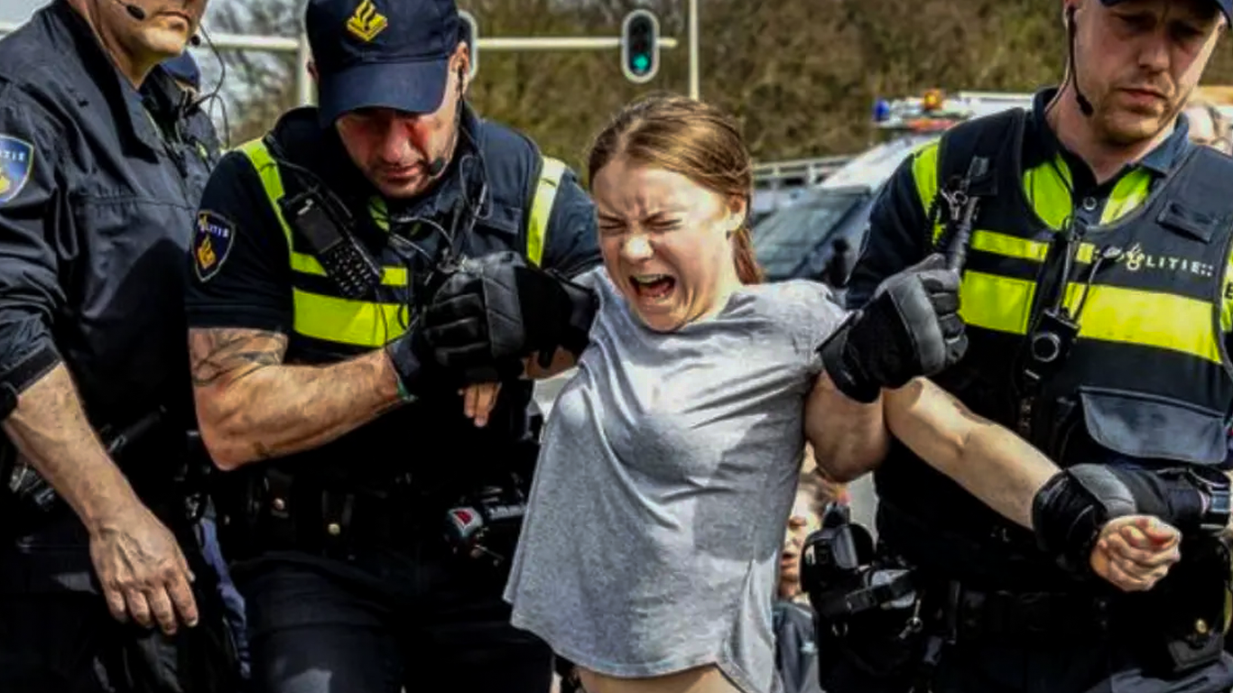 Video I Detienen a la ambientalista Greta Thunberg durante protestas en Países Bajos