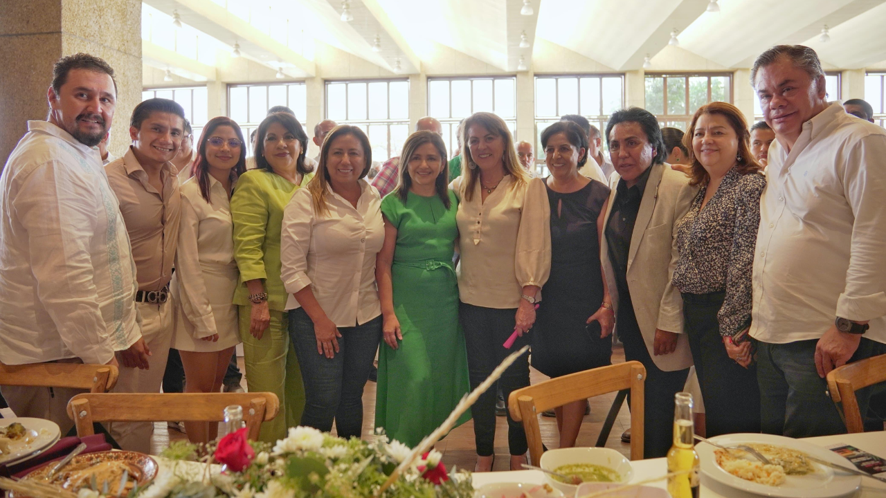 Ale Flores refrenda su compromiso con los maestros