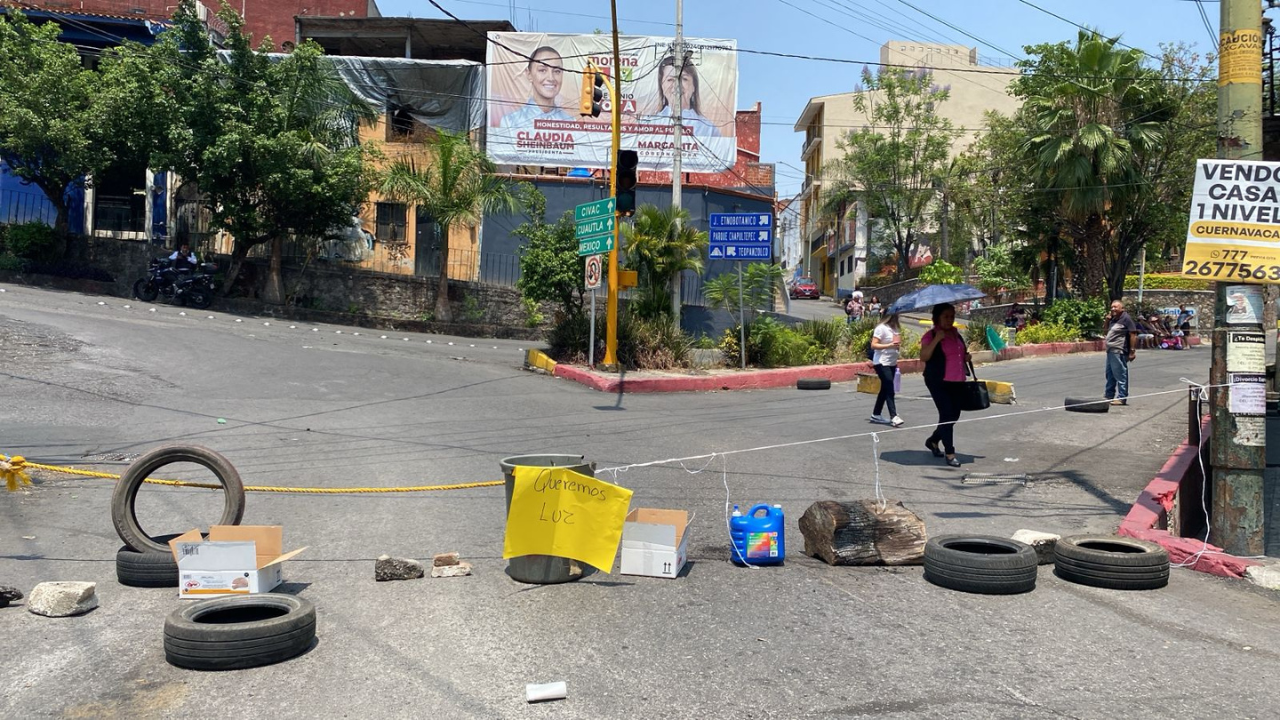 Bloqueo en Cuernavaca: familias y negocios llevan más de 15 horas sin luz