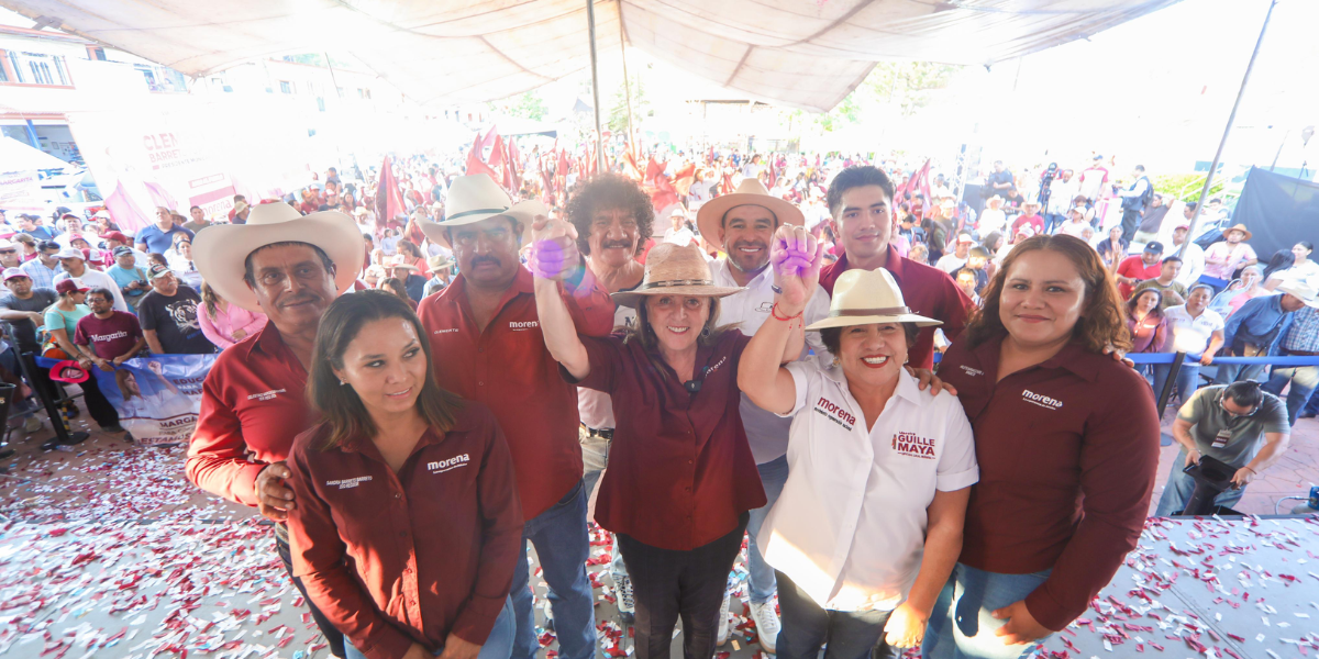 En el zócalo de Tlacotepec, fue recibida con agrado por simpatizantes. 