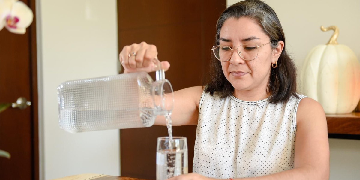 La UNAM recomienda tomar agua y dormir bien.