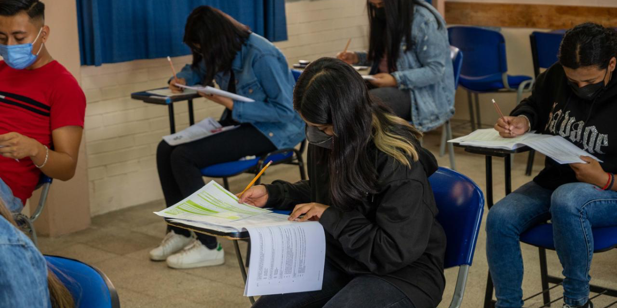 Jóvenes aplicarán examen en la UAEM.