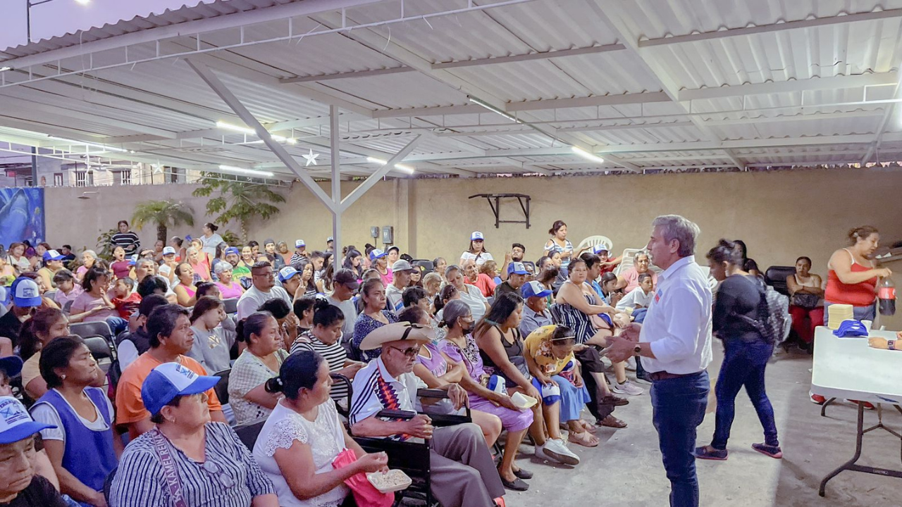 Urióstegui se reúne en la Lagunilla con la promesa de devolver la tranquilidad a la colonia