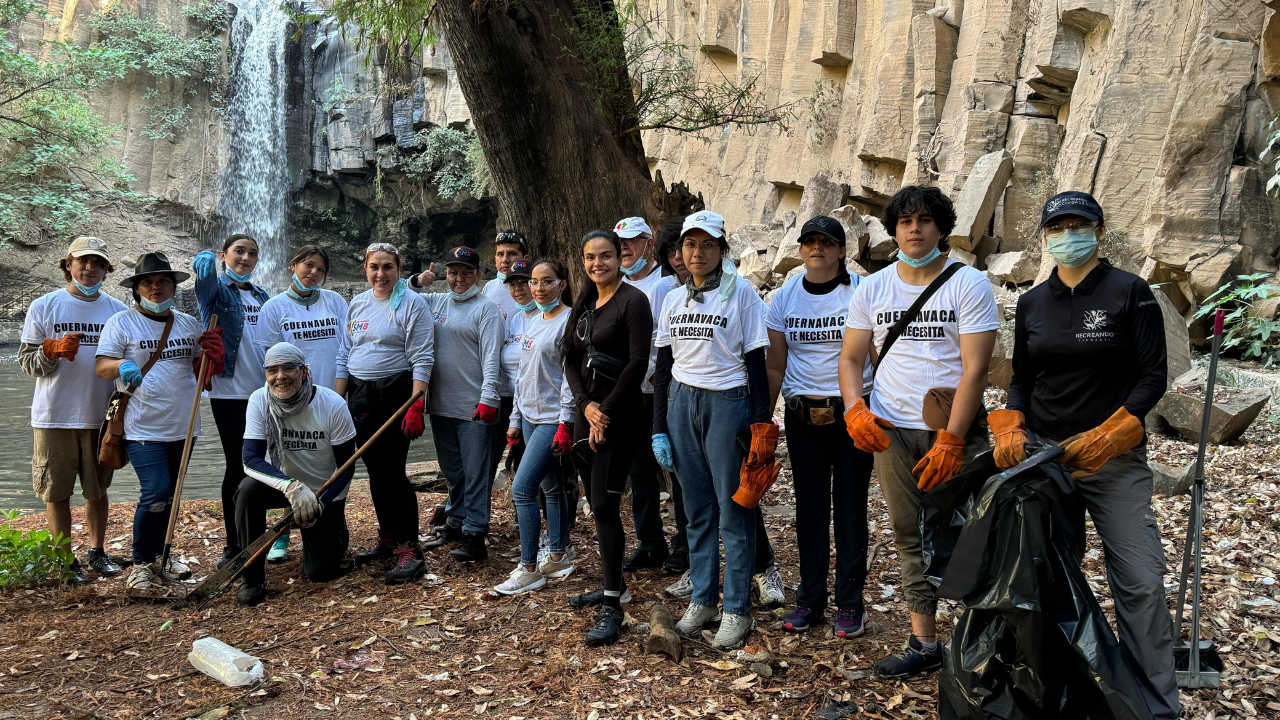 Colectivos de Morelos limpian la cascada del Salto en Cuernavaca