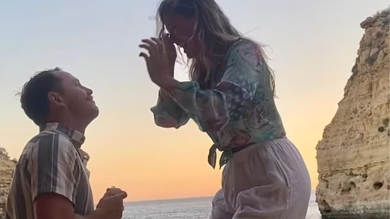 El surfista entregó el anillo de compromiso a su novia en 2023.