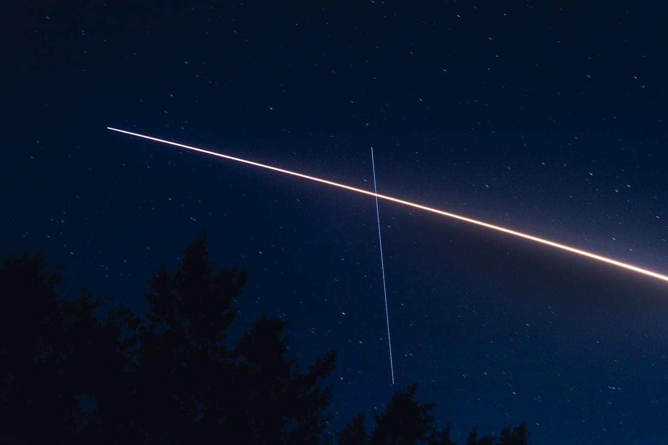 (Video) Lanzamiento del falcon 9 de spacex se cruza con la Estación Espacial Internacional
