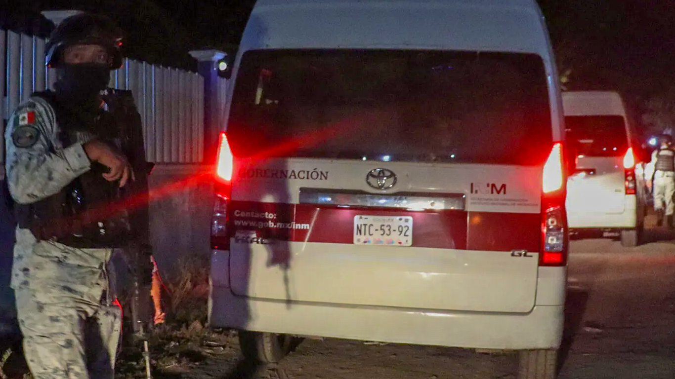 Rescatan 208 migrantes en bodega del Estado de México