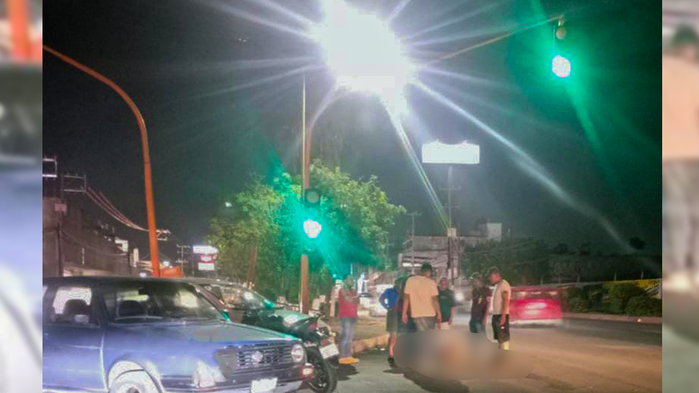 Motociclista se Impacta contra un Automóvil en Paseo Cuauhnáhuac