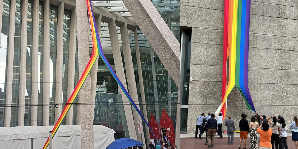 La bandera fue dañada por los trabajadores. 