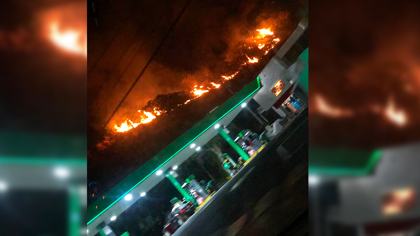 Fuerte incendio cerca del Puente del Pollo; temen que alcance gasolinera