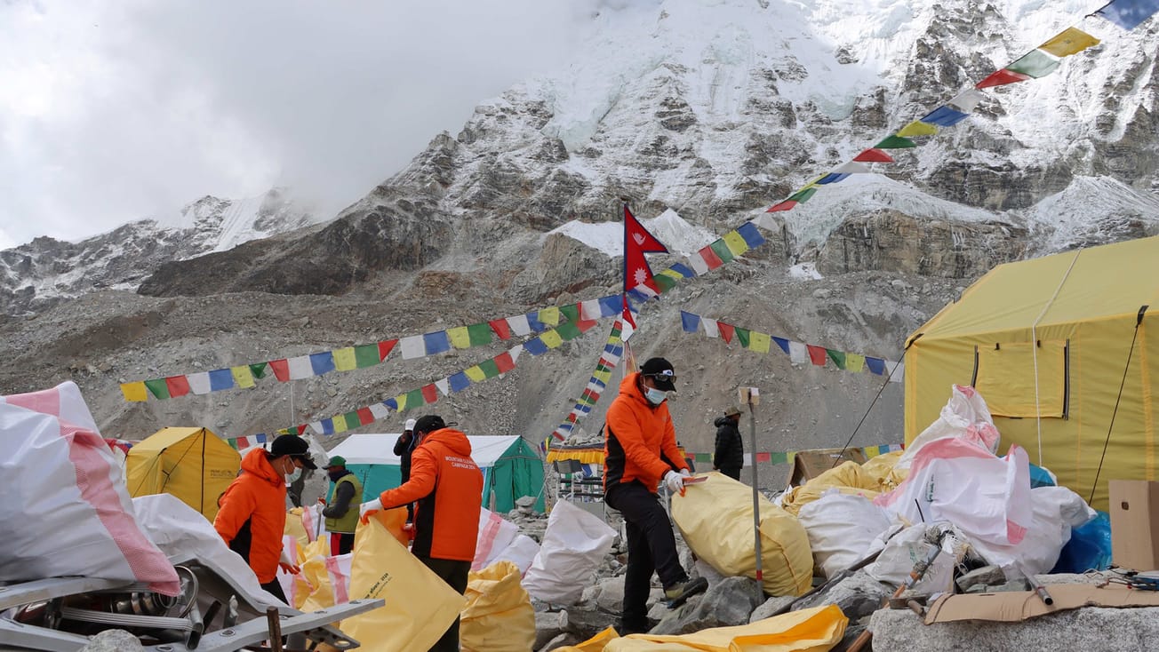 Nepal implementa campaña de limpieza en el Everest y recupera 4 cadáveres