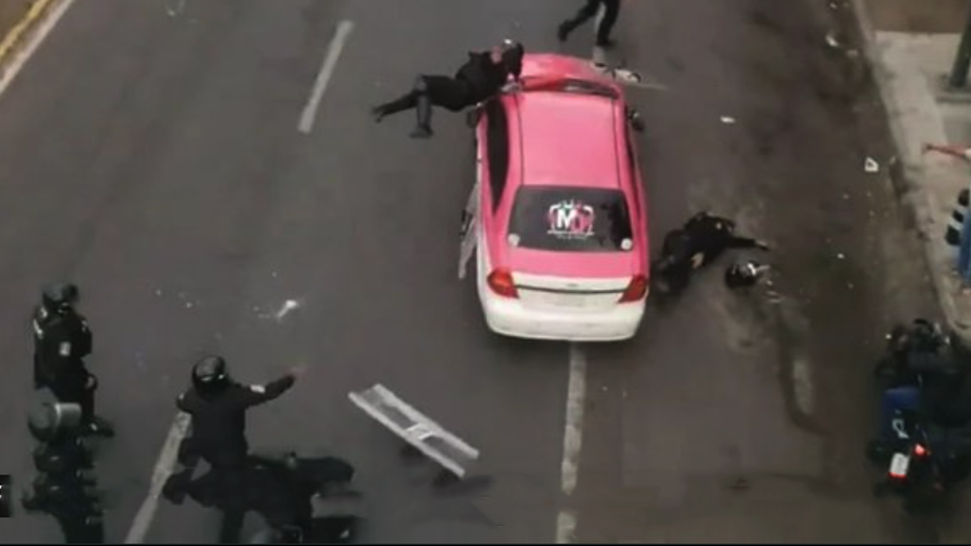 17 detenidos y 7 policías lesionados en enfrentamiento con taxistas esta tarde en CDMX