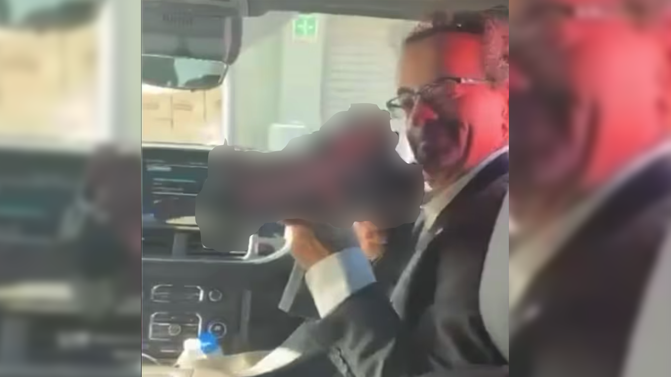 (Video) Reino Unido destituye a embajador en México apuntar con rifle a empleado