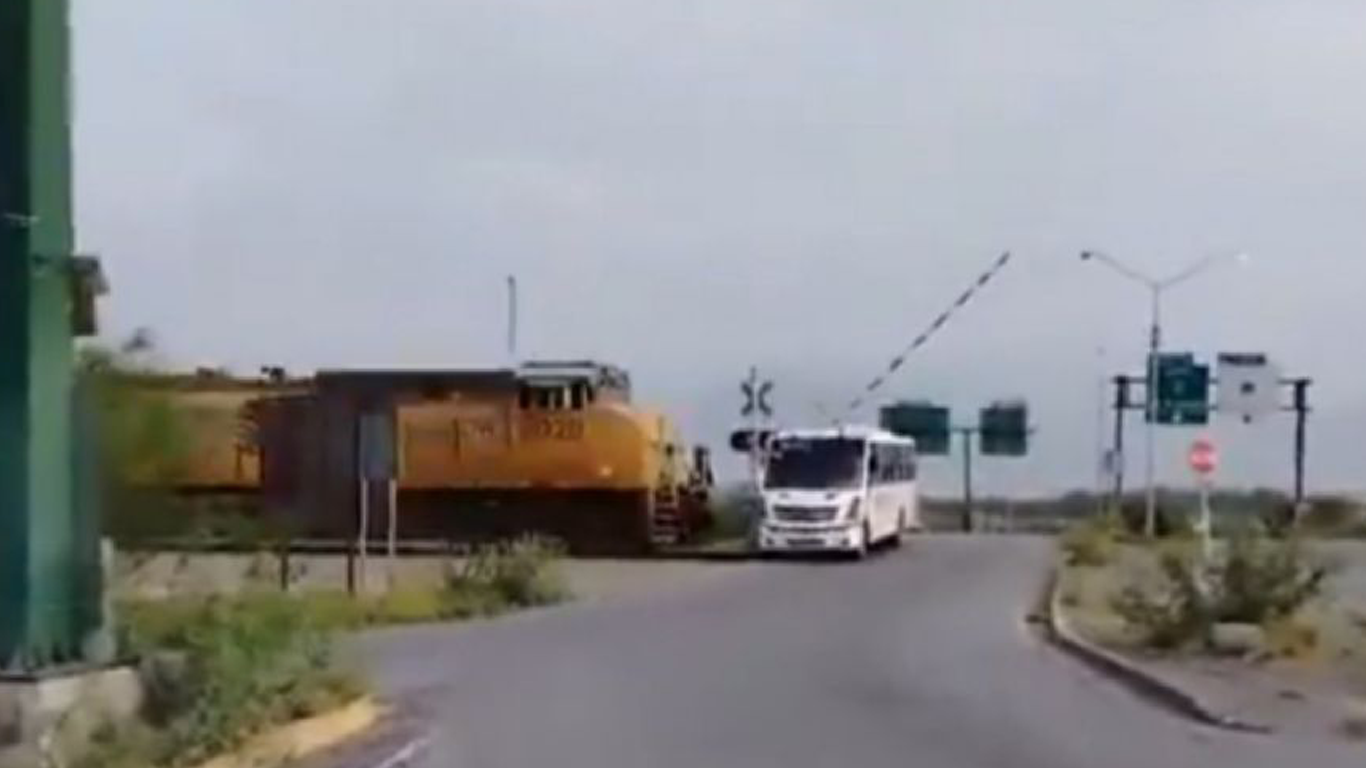 (Video)Tren embiste a camión de personal en Nuevo León