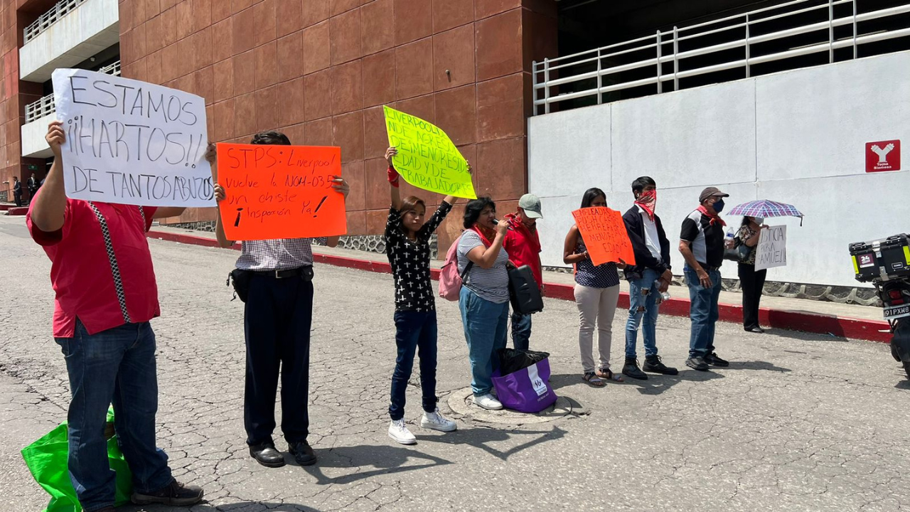 protesta violencia laboral liverpool galerias cuernavaca 