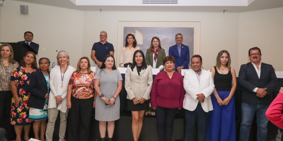 La gobernadora electa fue testigo de la toma de protesta de nuevo comité de la Asociación de Hoteles.