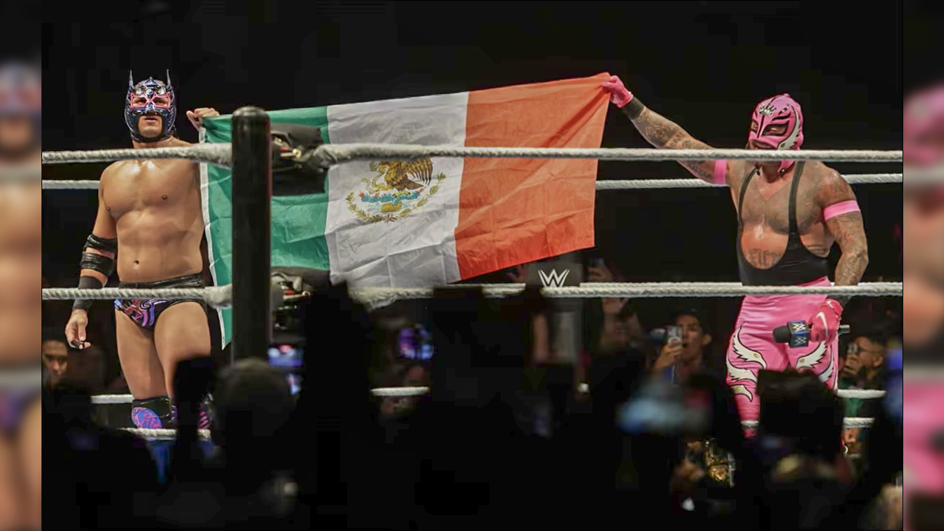 Rey Mysterio y Dragon Lee Brillan en el Supershow de la WWE en CDMX